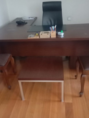 Γραφείο σετ με συρταριέρα σχήμα L και δύο δερμάτινες καρέκλες σαν καινούργιο