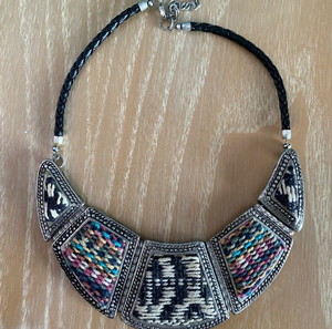 κολιέ με πλεκτές λεπτομέρειες boho