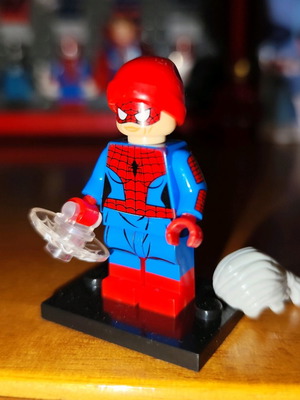Spider-Woman - Aunt May φιγούρα σαν καινούργια με βάση και εξαρτήματα Marvel