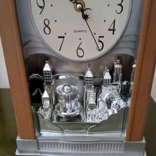 Quartz table clock used with decorative city scene