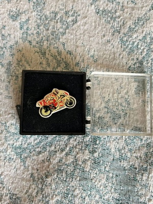 Kevin Schwantz MotoGP Pin like new, white and red