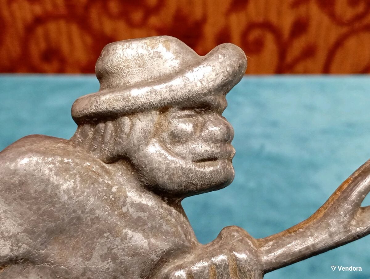 Ρώσικη κρεμάστρα τοίχου μεταχειρισμένη από αλουμίνιο με χωρικό και αρκούδα