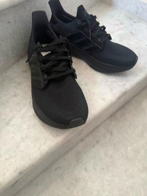 Ultra Boost Adidas αθλητικά σαν καινούργια, μέγεθος 44, μαύρα