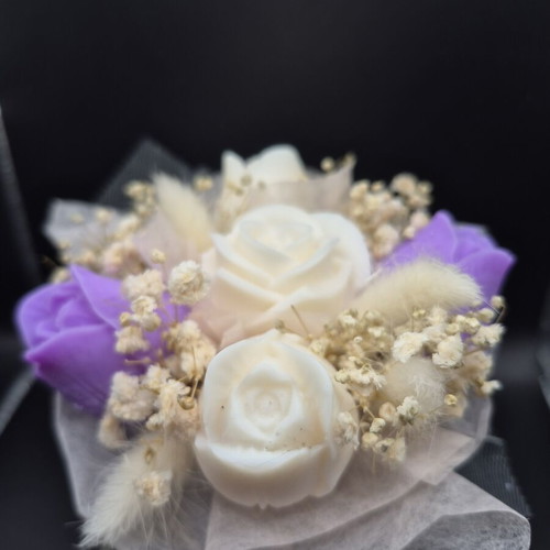 Wax bouquet like new with random flowers and customizable scent and color