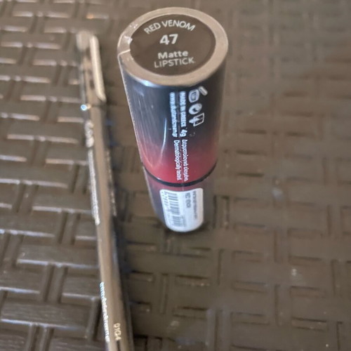 Dust & Cream Lipstick new with red lip pencil Red Venom