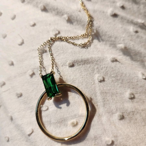 Necklace with green stone like new, gold color chain and circle