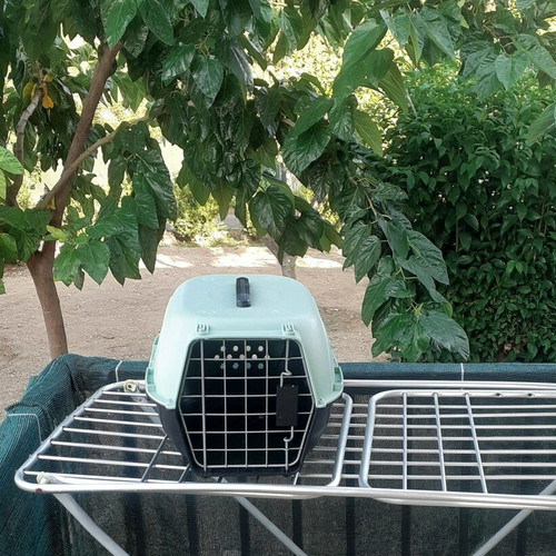 Pet Carrier like new with secure screw connections