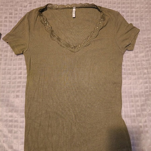 Green top medium like new with lace and V neckline