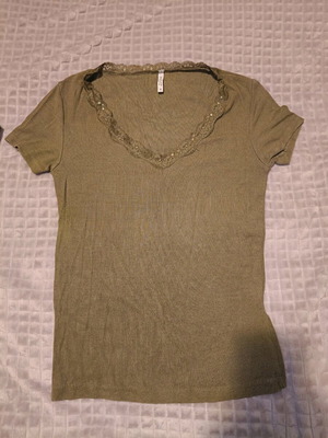 Green top medium like new with lace and V neckline