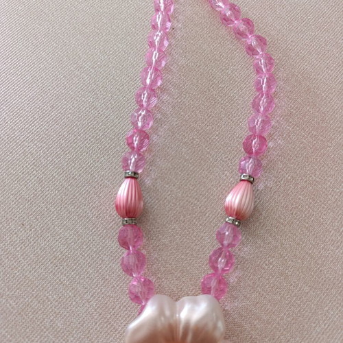 Retro pink beaded necklace