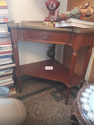 Corner classic furniture table like new