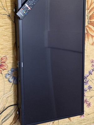 Hitachi 32" τηλεόραση μεταχειρισμένη, χρειάζεται hard reset