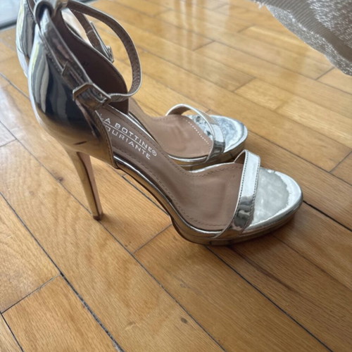 La Bottine Souriante silver sandals size 37 like new
