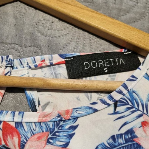 Floral top like new, cool fabric, volants on sleeves and hem, Doretta S