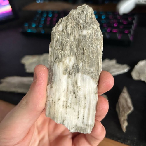 Gypsum crystals with bentonite inclusions from Patra new