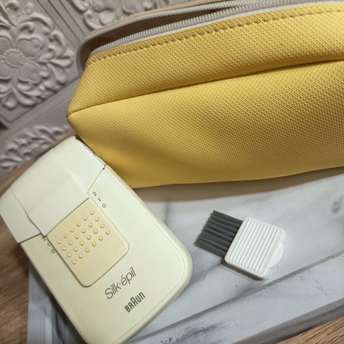 Braun Silk-épil Comfort epilator with yellow carrying case