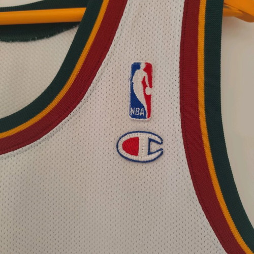 Seattle Supersonics NBA jersey Shawn Kemp used, size Medium, white