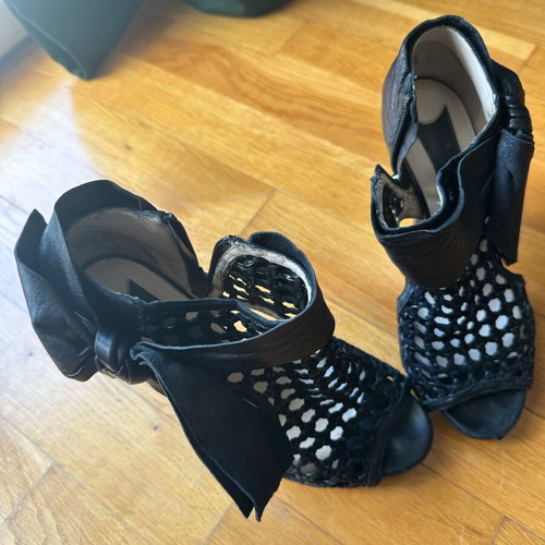 Leather unique ankle boot Boutique 9 no 38 with 11cm heel like new, black