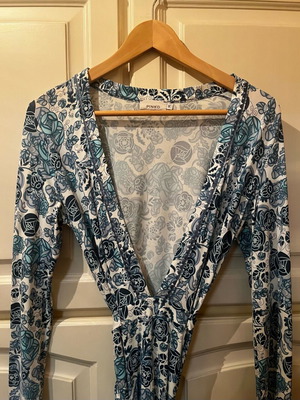 Pinko dress with deep V-neck and integrated belt, like new, size M, blue and white floral