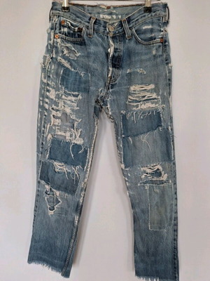 Vintage πολύ σκισμένα Levis 501, 28 ίντσες μέση, 9.5 ίντσες ύψος, 7.5 ίντσες πλάτος στο κάτω μέρος του ποδιού.