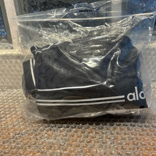 Alo Yoga Set new with scrunch bum leggings in black and white