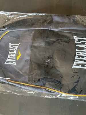 Раница Everlast нова, черна и сива, с два джоба с цип