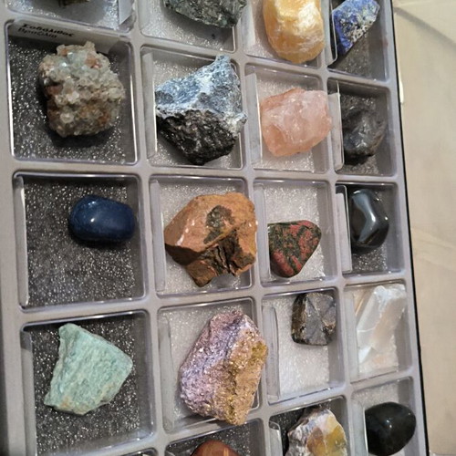 Mineral collection new, 40 large minerals with 2 cases and magazines