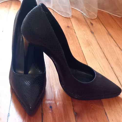 Lynne black snake print pumps size 40 used