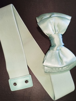 Elastic mint belt like new with decorative bow