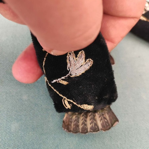 Embroidered velvet belt with silver clasp, two hands
