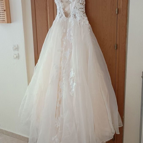 Wedding dress A-line size XS used with built-in cups and carrying case