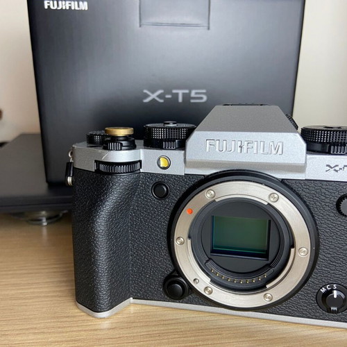 Fujifilm X-T5 Camera Body like new, 40.2 Megapixel