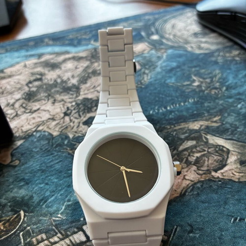 Unisex quartz watch new, modern, white