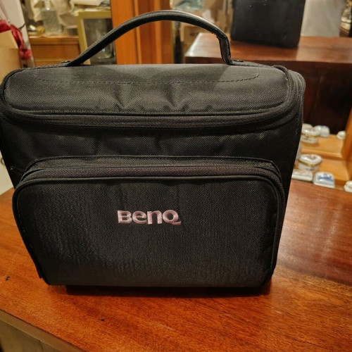 BenQ projector used without cables