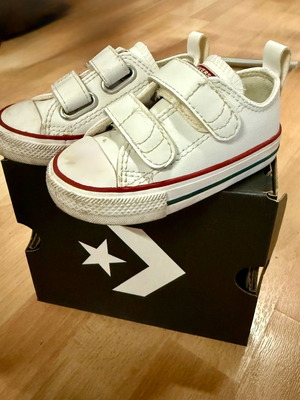 Converse Chuck Taylor All Star 2V kids sneakers white like new with scratches