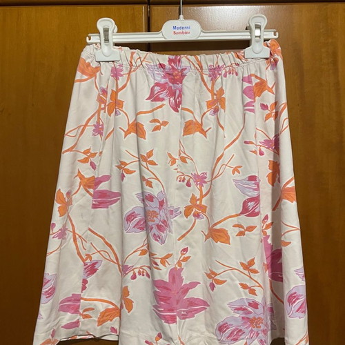 Women's floral skirt in pink and orange shades with elastic waist