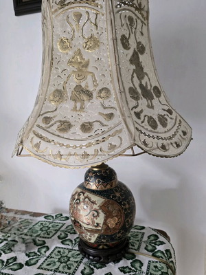 Table lamp like new with decorated lampshade and oriental ceramic base