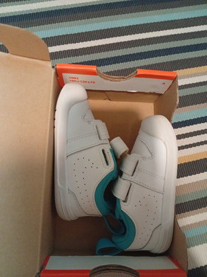 Nike Pico toddler shoes like new, size 21, velcro closure