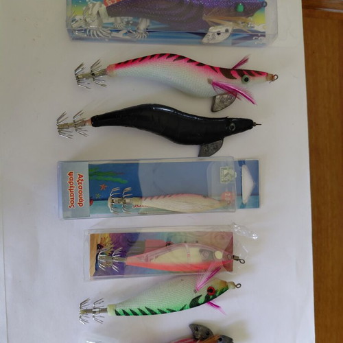 Squid jigs pack of 7 like new, sizes 3.5 to 2.0 with protectors