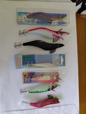 Squid jigs pack of 7 like new, sizes 3.5 to 2.0 with protectors