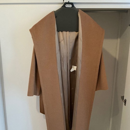 Max Mara camel coat size 40/42 like new with satin lining