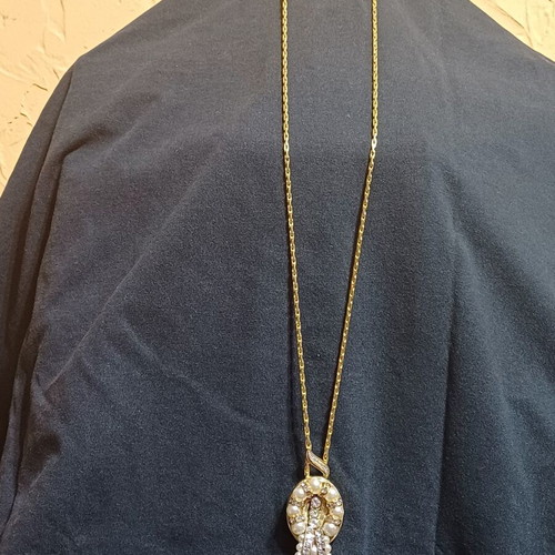 Pendant necklace vintage with rhinestones and decorative chains, like new