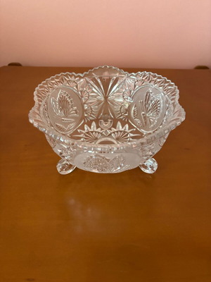 Fountain bowl with carvings like new