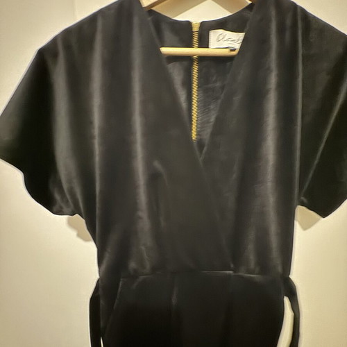 Black velvet dress like new, double-breasted with slit and belt