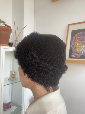 Black fuzzy hat like new, size S
