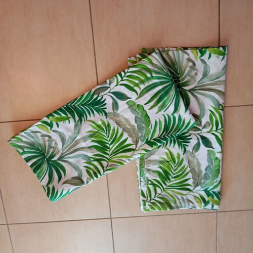 Square curtain set new, 1.28x1.30 with tape