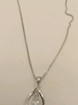 Women's necklace new in silver color