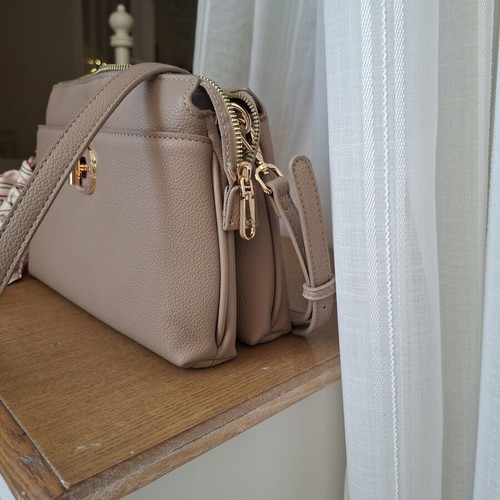 Carpisa bag like new, beige with gold details