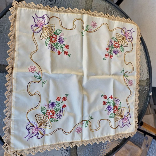 Embroidered tablecloth with crochet lace edge 76 x 80 new