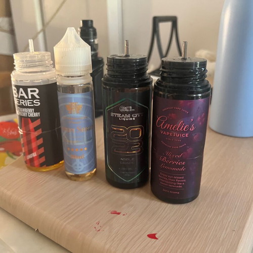 E-liquid set with strawberry raspberry cherry, pineapple, apple grape flavors